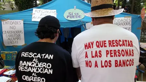 Visto hoy en la Feria de Albacete Una Haima de Stop Desahucios recogiendo alimentos