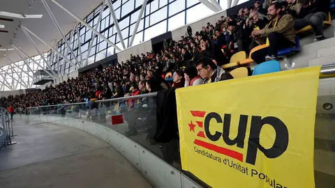 GRA013 SABADELL (BARCELONA), 27/12/2015.- Asamblea de la CUP que debate y somete a votaci&oacute;n si sus diez diputados en el Parlament deben facilitar la investidura de Artur Mas, una decisi&oacute;n de la que depende que CDC y ERC puedan formar gobierno o Catalu&ntilde;a se vea abocada a unas nuevas elecciones anticipadas en marzo. EFE/Alberto Est&eacute;vez
