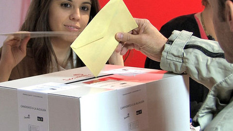 Militantes-del-PSOE-votando-en-las-Primarias