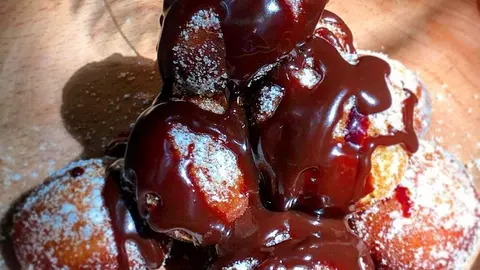 Donuts-rellenos-con-salsa-chocolate