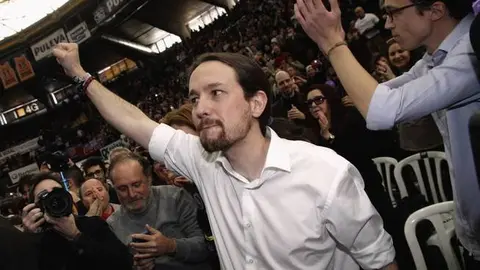 podemos-we-can-party-secretary-general-pablo-iglesias-c-lifts-his-fist-next-to-party-member-inigo-errejon-during-a-party-meeting-in-valencia-january-25-2015-reuters-heino-kalis-spain-tags-politics