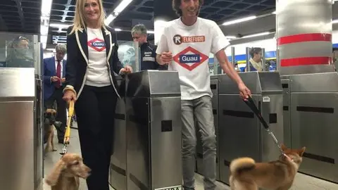 Cristina Cifuentes y Nacho Paunero, acceden a la red de metro con dos perros rescatados por El Refugio