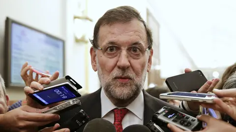 Spain's Prime Minister Mariano Rajoy talks to reporters after a control session at Spanish parliament in Madrid, Spain, September 30, 2015. REUTERS/Andrea Comas      TPX IMAGES OF THE DAY     