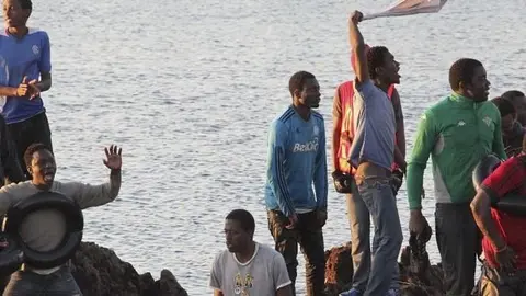 inmigrantes-subsaharianos-llegan-simultaneamente-Ceuta_430768093_37949452_667x375