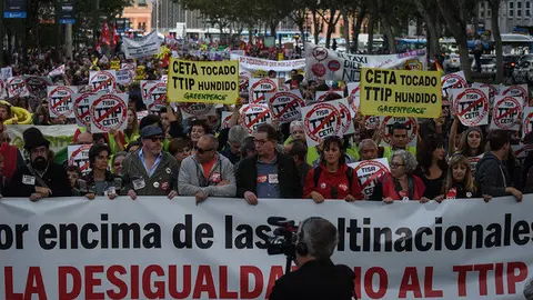 15/10/2016. Paseo de la Castellana, de Atocha a Cibeles, Madrid, Espa&ntilde;a. Miles de personas se manifiestan para exigir el fin de las pol&iacute;ticas que generan pobreza y desigualdad y la paralizaci&oacute;n de los Tratados TTIP, CETA y TiSA.  Bajo el lema "Las personas y el planeta por encima de las multinacionales. No a la pobreza. No a la desigualdad. No al TTIP. No al CETA ", los y las manifestantes han denunciado un sistema que protege a las multinacionales, a los mercados y al capital mientras empobrece a las personas, recorta sus derechos y degrada profundamente el planeta que habitamos.  &copy;Greenpeace/Pedro Armestre    &copy;Greenpeace Handout/Pedro ARMESTRE - No sales - No Archives - Editorial Use Only - Free use only for 14 days after release. Photo provided by GREENPEACE, distributed handout photo to be used only to illustrate news reporting or commentary on the facts or events depicted in this image.