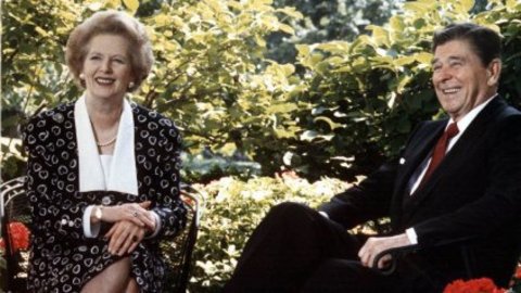 TOPSHOTS
(FILES) - A picture dated July 17, 1987 shows former US President Ronald Reagan and former British Prime Minister Margaret Thatcher posing for photographers on the patio outside the Oval Office, Washington, DC. Former British prime minister Margaret Thatcher, the "Iron Lady" who shaped a generation of British politics, died following a stroke on April 8, 2013 at the age of 87, her spokesman said. AFP PHOTO/Mike SARGENT