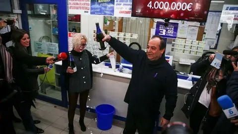 Lottery kiosk owners Agustin Ramos and his wife Maria Jose Rojo celebrate selling the winning ticket number in Spain's Christmas Lottery "El Gordo" (The Fat One) in Madrid, Spain, December 22, 2016.  REUTERS/Juan Medina