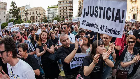 manifestacion-apoyo-las-victimas-del-accidente-del-metro-valencia-2013-1435851242224