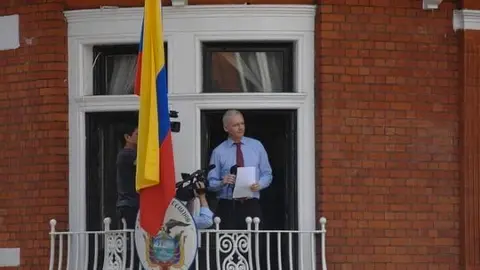 assange-balcon-embajada-ecuador-londres