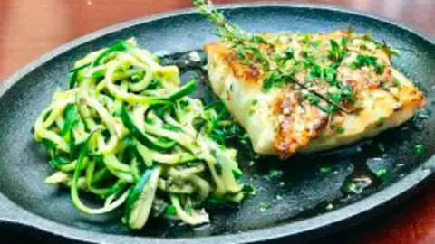 Pargo-a-la-sarten-con-fetuccine-de-calabacines-y-pasta-de-aceitunas-negras-300x256