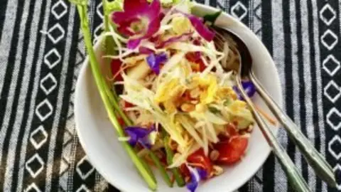 Ensalada-de-mango-papaya-verde-y-brotes-de-soja-300x225