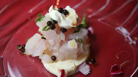 Caballa-en-tartar-con-huevas-de-trucha-sobre-blinis-de-patata-y-olivas