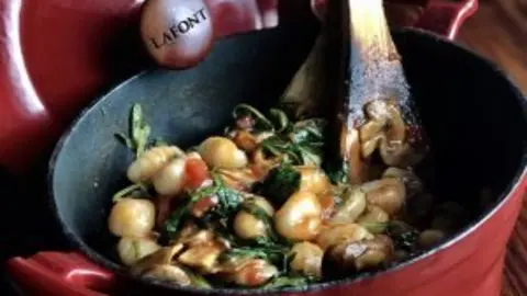 Gnocchi-de-patata-con-r&uacute;cula-romero-tomate-San-Manzano-y-hongos-300x225