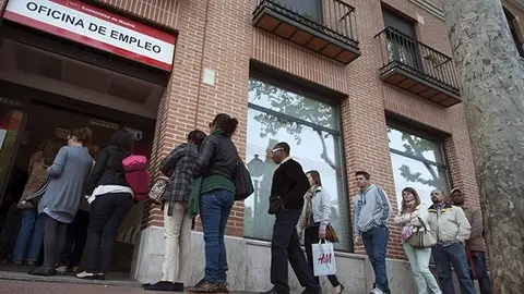 GRA004 ALCALA DE HENARES, 06/04/13. El paro registrado baj&oacute; en abril por segundo mes consecutivo, con 46.050 desempleados menos, con lo que el total de desocupados se situ&oacute; en 4.989.193 (el 0,91 % menos), seg&uacute;n datos publicados hoy por el Ministerio de Empleo y Seguridad Social. El n&uacute;mero medio de afiliados a la Seguridad Social aument&oacute; en abril en 51.077 personas, el 0,32 % m&aacute;s que en marzo, con lo que la cifra de ocupados alcanz&oacute; los 16.232.352, seg&uacute;n los datos publicados hoy por el Ministerio de Empleo y Seguridad Social. En la foto, un grupo de personas hacen cola en un a oficina del INEM en Alcal&aacute; de Henares (Madrid). EFE/Fernando Villar