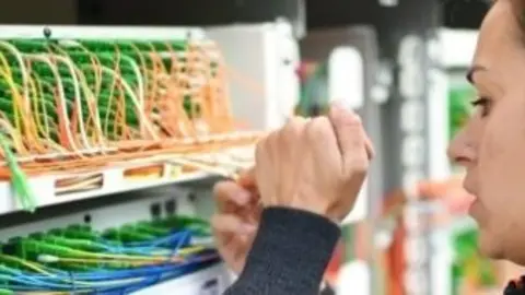 mujer tecnologia