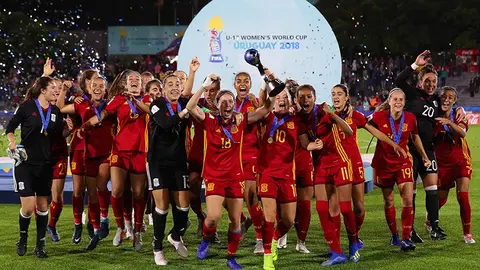 MONTEVIDEO, URUGUAY - DECEMBER 01: Players of Spain celebrate with the trophy after winning the FIFA U-17 Women's World Cup Uruguay 2018 final match between Spain and Mexico at Estadio Charrua on December 1, 2018 in Montevideo, Uruguay. (Photo by Buda Mendes - FIFA/FIFA via Getty Images)