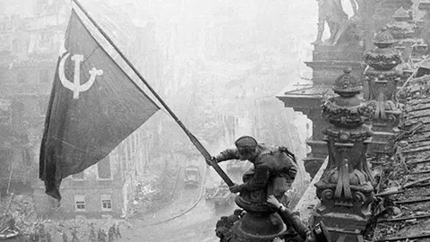Raising_a_flag_over_the_Reichstag_2