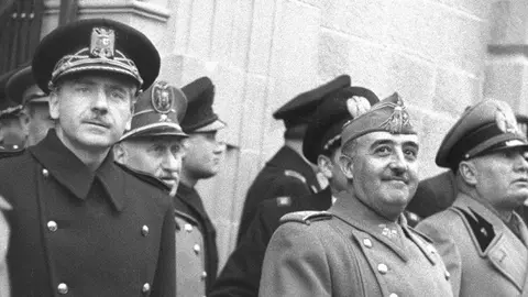ENTREVISTA FRANCO-MUSSOLINI: BORDIGHERA (ITALIA), 12/02/1941.-El jefe de Estado espa&ntilde;ol, Francisco Franco (c) y, Benito Mussolini (dc)  a la salida de  la finca de Villa M&oacute;rtola al finalizar la reuni&oacute;n de esta tarde. A la izquierda el ministro de Exteriores espa&ntilde;ol Serrano S&uacute;&ntilde;er. EFE/Cort&eacute;s/aa