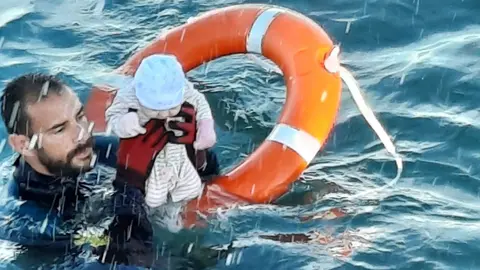guardia civil bebe inmigrante