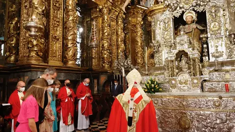 Momento de recogimiento ante la estatua del Ap&oacute;stol Santiago