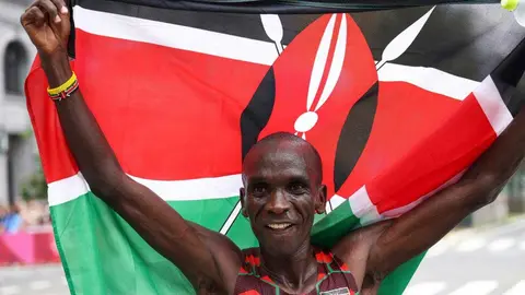eliud-kipchoge-celebra-su-victoria-en-sapporobbb