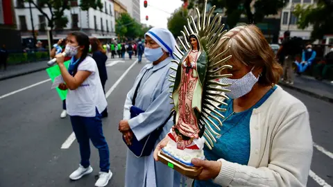 MEX786. CIUDAD DE M&Eacute;XICO (M&Eacute;XICO), 07/09/2021.- Un grupo de mujeres en contra del aborto reza durante una manifestaci&oacute;n hoy, afuera de la Suprema Corte de Justicia de la Naci&oacute;n, en la Ciudad de M&eacute;xico. La Suprema Corte de la Justicia de la Naci&oacute;n (SCJN) de M&eacute;xico declar&oacute; este martes inconstitucional la penalizaci&oacute;n de las mujeres que abortan en la primera etapa del embarazo y reconoci&oacute; el derecho a decidir en un fallo hist&oacute;rico. Por unanimidad, los ministros del pleno de la SCJN invalidaron el art&iacute;culo 196 del c&oacute;digo penal del norte&ntilde;o estado de Coahuila que impon&iacute;a de uno a tres a&ntilde;os de c&aacute;rcel "a la mujer que voluntariamente practique su aborto o a la persona que le hiciere abortar con el consentimiento". EFE/ Carlos Ram&iacute;rez