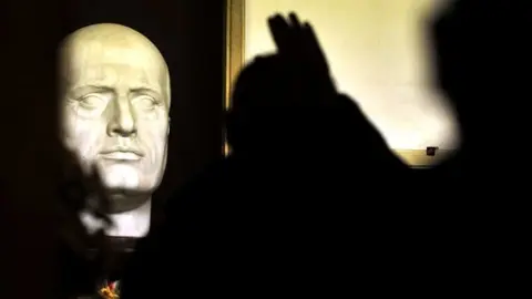 mussolini tumba