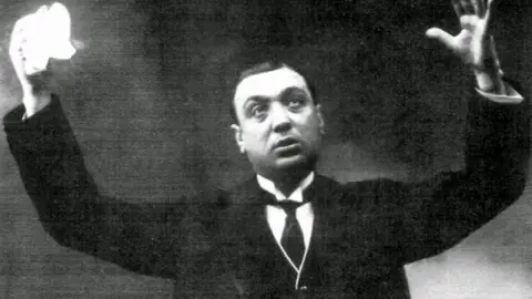 salvador segu&iacute;