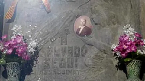 L&aacute;pida de Salvador Segu&iacute; en el cementerio de Montjuic