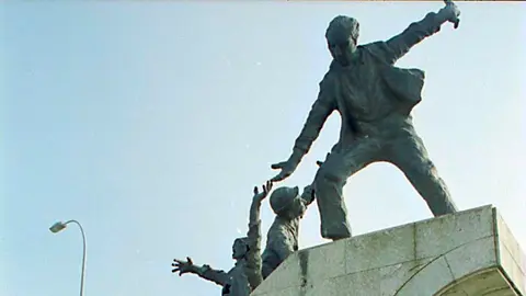 Monolito 10 Marzo 1972 Ferrol