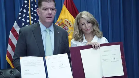 Yolanda D&iacute;az y Martin Walsh tras la firma del Memorando de Entendimiento.