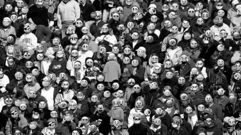 multitud caritas pixabay