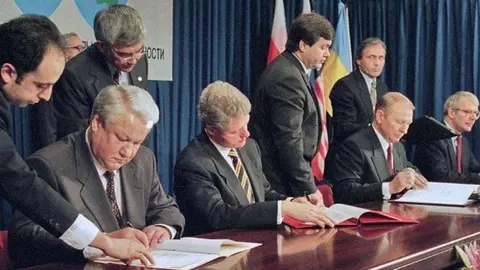 El Memor&aacute;ndum de Budapest (1994) fue firmado por Leonid Kuchma, Bor&iacute;s Yeltsin, John Major y Bill Clinton