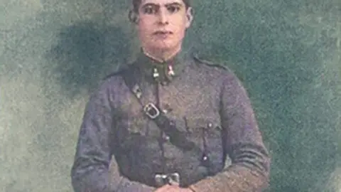 Foto coloreada.
Laudelino Fern&aacute;ndez Le&oacute;n
&ldquo;Ino el chispu&rdquo; (1909-1939)&nbsp;
con su uniforme de oficial de la Republica.&nbsp;
Foto cedida por su nieto,
Julio Cesar Fern&aacute;ndez Prieto |
Tomada de elblogdeacebedo.blogspot.com
