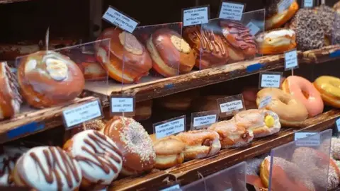 Las grasas trans producidas industrialmente suelen encontrarse en alimentos envasados, productos de panader&iacute;a, aceites de cocina y cremas para untar. La OMS recomienda su eliminaci&oacute;n y entretanto pide a los gobiernos medidas para limitar su uso. Foto: Viktor Forgacs/Unsplash