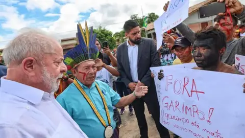 El presidente Luiz In&aacute;cio Lula da Silva visit&oacute; comunidades del pueblo yanomami, en el norte&ntilde;o estado brasile&ntilde;o de Roraima, el 21 de enero, para conocer la crisis humanitaria que viven sus miembros por el acoso de 20 000 "garimpeiros" (mineros ilegales), que invadieron sus tierras, diseminando enfermedades, contaminando r&iacute;os y destruyendo los bosques. Ricardo Stuckert / Pal&aacute;cio do Planalto-FotosP&uacute;blicas