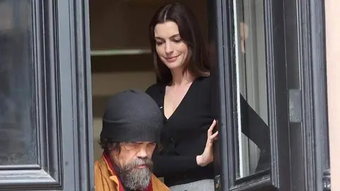 Anne Hathaway y Peter Dinklage (She Came to Me)
