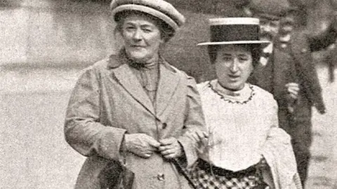 Clara Zetkin (i) y Rosa Luxemburgo (d)