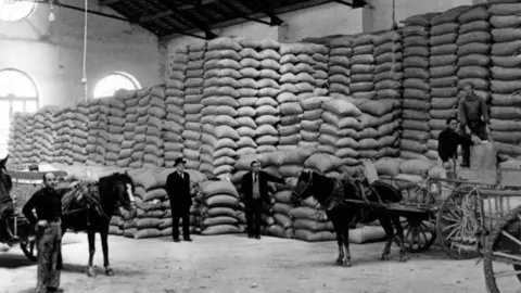 Almac&eacute;n de abonos de la Cooperativa S. Josep de Burriana a principios del siglo XX