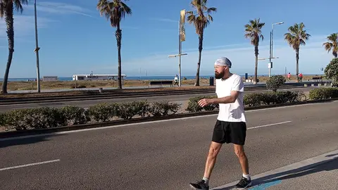 Gabe Abrahams, durante la caminata de 6 semanas por la costa de Catalu&ntilde;a.
