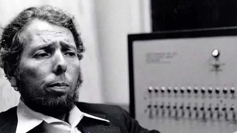 Stanley Milgram obtuvo notoriedad por su experimento acerca de la obediencia