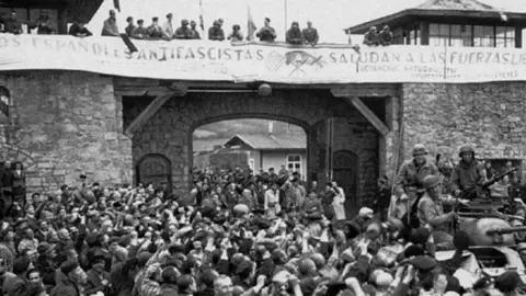 Los republicanos espa&ntilde;oles de Mauthausen recibieron a las tropas aliadas con el cartel: "Los espa&ntilde;oles antifascistas saludan a las fuerzas libertadoras".