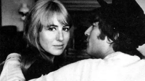 John Lennon junto a Cynthia Powell, su primera mujer
