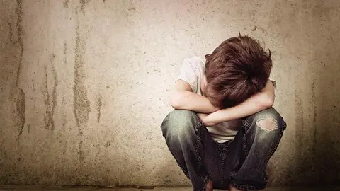 Un estudio de adultos j&oacute;venes que fueron v&iacute;ctimas de lesiones violentas cuando eran ni&ntilde;os encontr&oacute; niveles significativamente m&aacute;s altos de trastorno de estr&eacute;s postraum&aacute;tico en este grupo que en la poblaci&oacute;n general
