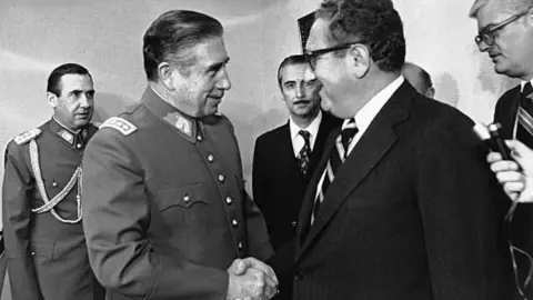 Pinochet_-_Kissinger (1)