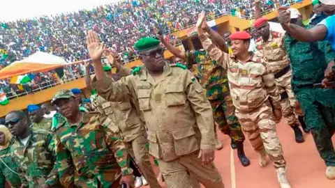 L&iacute;deres de la junta de N&iacute;ger saludan a los concentrados en apoyo a los soldados golpistas en el estadio de Niamey.