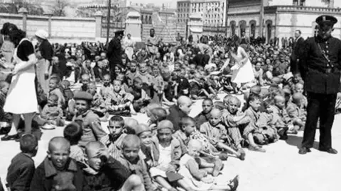 Recogida de ni&ntilde;os al final de la guerra (Matadero de Madrid)