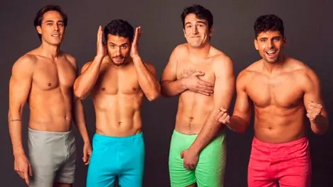 La obra "Qu&eacute; Dificil Es" ha sido cancelada porque sus actores aparecen en calzoncillos (La Mandanga, Los 90 Producen)