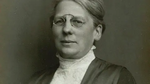Nina Bang