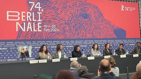 En la rueda de prensa, con la foto de los dos ausentes (Foto: Roberto R. Aramayo)